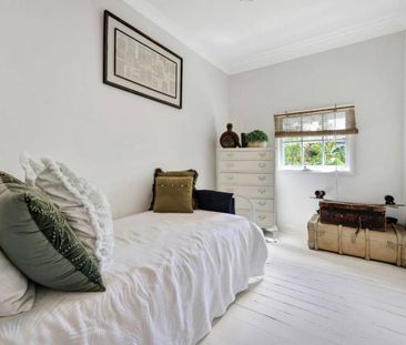 Stunning Renovated Period Home on 1832sqm Waterfront Block - Photo 5