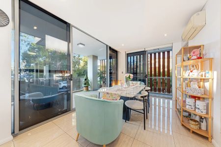 Modern, Light-Filled Family Townhouse in a Prime Corner Position - Photo 4