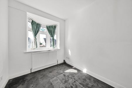 Semi-detached House to rent - Broad Walk, London, SE3 - Photo 5