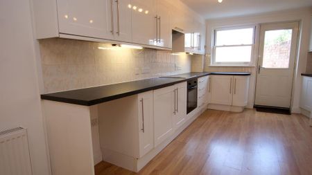 2 bedroom end of terrace house to rent - Photo 5