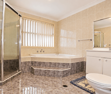 SPACIOUS FIVE-BEDROOM FAMILY HOME - Photo 4