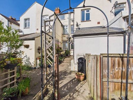 London Road, High Wycombe, Buckinghamshire,HP11 - Photo 3