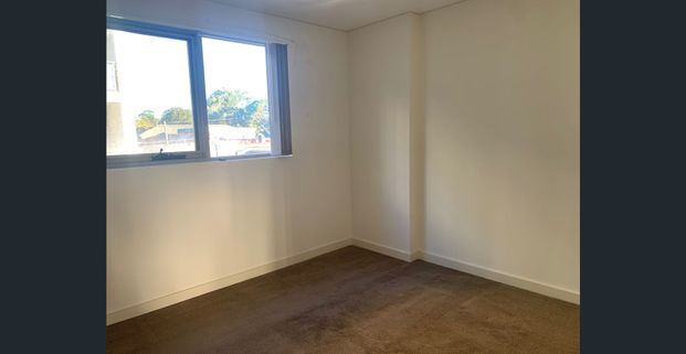 Woooo......North Facing Apartment, quiet aspect with greeny oval view and big Balcony - Photo 1