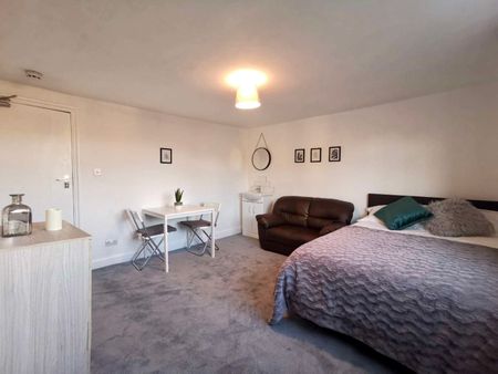 Double Rooms Available on Junction Road - 3 Minutes to Station Room 5 - Photo 4