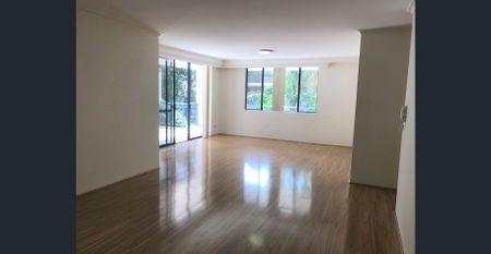 BRIGHT APARTMENT WITH AN OVERSIZED COURTYARD - Photo 2