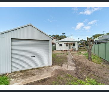 FAMILY HOME SURROUNDED BY PARKLAND AND IDEAL CENTRAL LOCATION - Photo 4