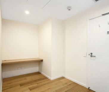 Stylish and Luxurious One Bedroom Apartment with Separate Study - Photo 5