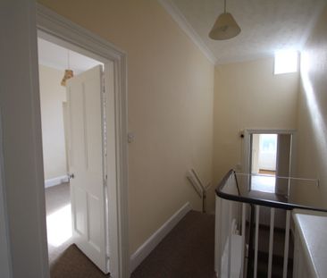 1 bedroom Flat - Photo 2