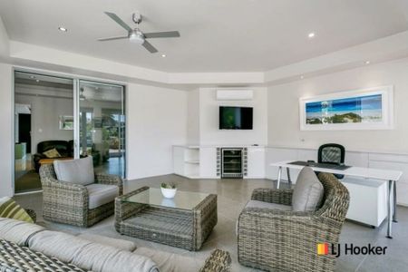 Executive Coastal Living with Panoramic Ocean Views - Fully Furnished, Regular Cleaning & Gardening - Move-In Ready - Photo 4