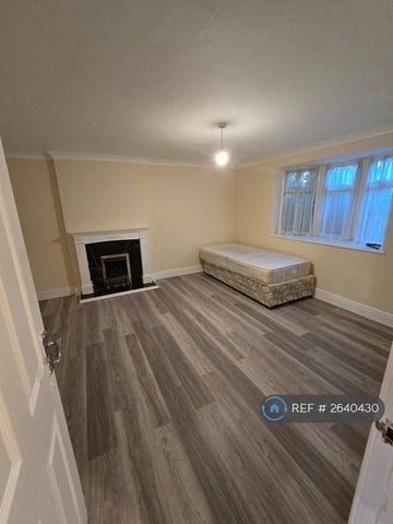 4 bedroom end of terrace house to rent - Photo 2