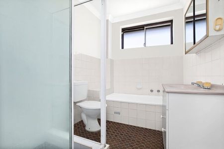 Spacious Two Bedroom Apartment with Balcony - Photo 4