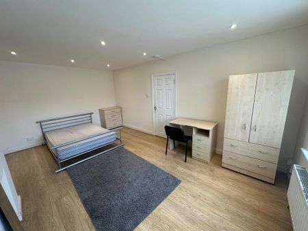 5 bedroom semi-detached house to rent - Photo 4