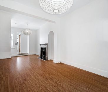 Stylish Renovated Terrace with Garage - Prime Paddington Location - Photo 2