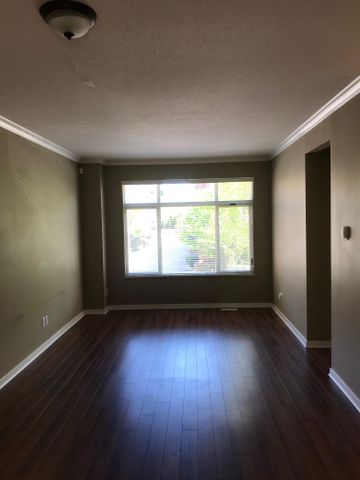 Lovely End Unit/Fenced Yard 3 Bedrooms/2.5 Bath - Photo 4