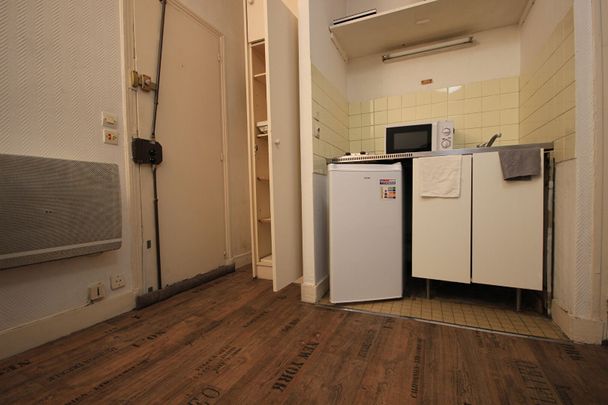 Appartement a louer Paris - Loyer €457/mois charges comprises ** - Photo 1