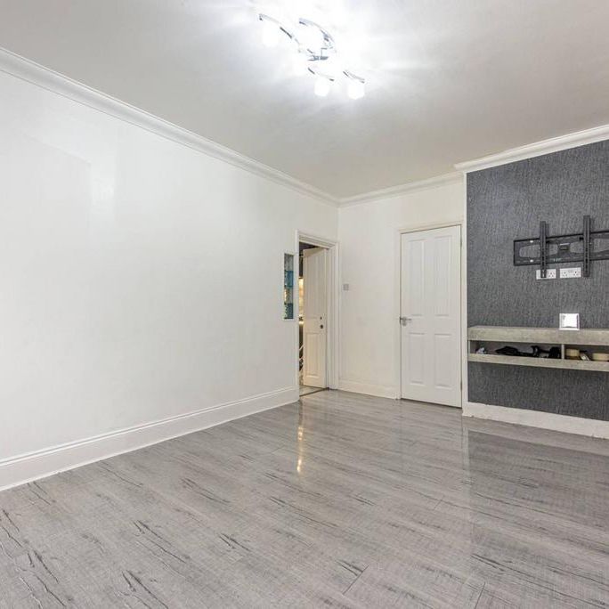 4 bedroom end of terrace house to rent - Photo 1