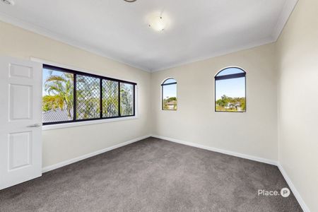 Spacious Family Home with Multiple Living Areas & Expansive Outdoor Entertaining - Photo 3