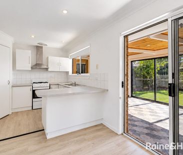 Spacious Family Living in the Heart of Roxburgh Park - Photo 3