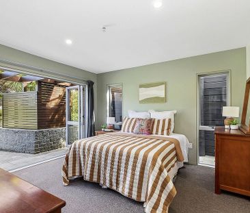 Spacious sunlit 3 bedroom home with stunning views - Photo 4