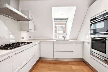 Elegant three bedroom duplex with roof terrace in a prime Chelsea location - Photo 5