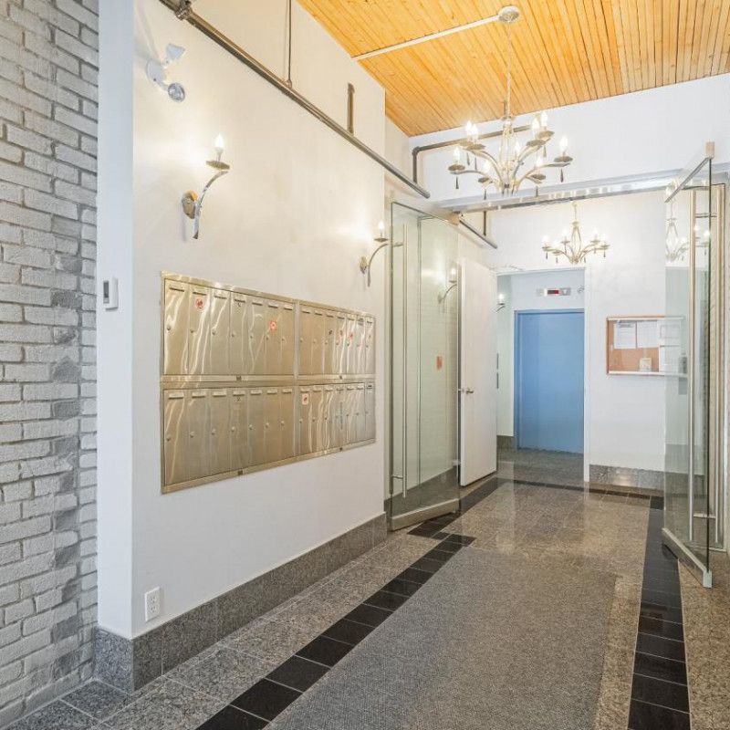 Mile-Ex: Loft à louer complètement meublé avec garage. - Photo 1