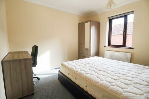 Mayes Close - Photo 1