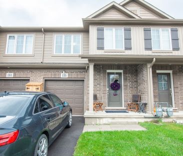 Bright & Spacious 3 Bedroom Townhouse in Welland!! - Photo 4