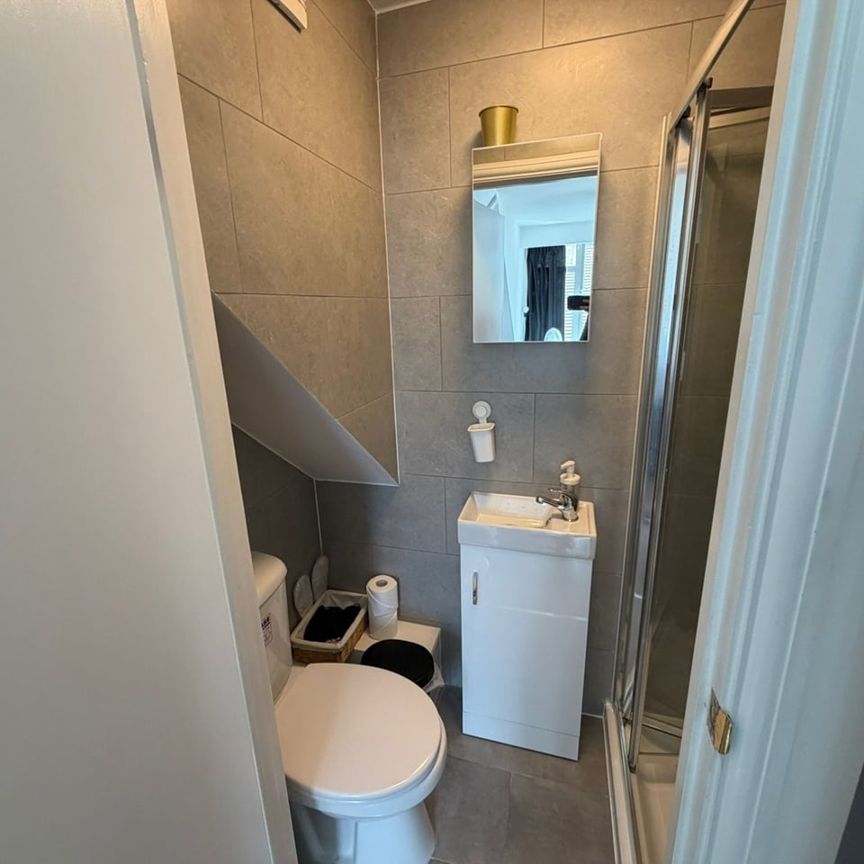 Studio Flat, Colindeep Gardens, NW4 - Photo 1