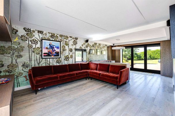 A charming country home with far reaching views and equestrian facilities, situated in about 7.6 acres. - Photo 1