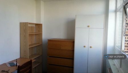 1 bedroom in a flat share to rent - Photo 2