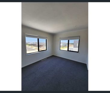 Near New 3 Bedroom Townhouse - Photo 6