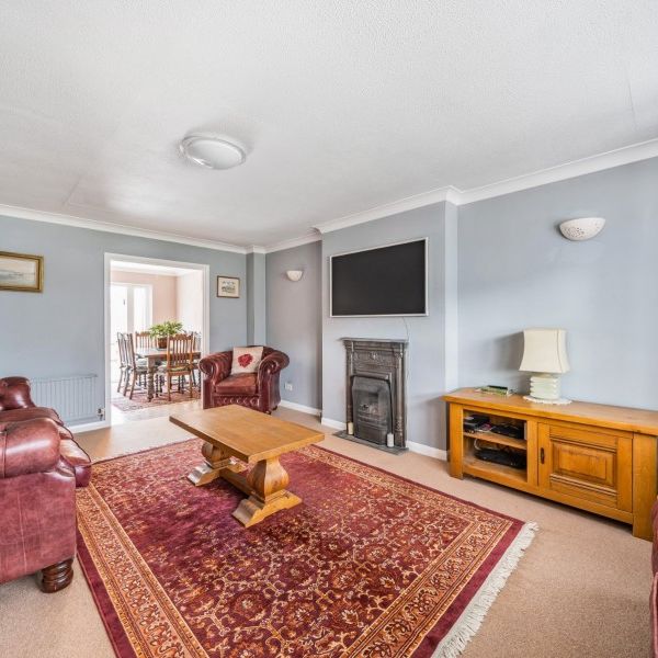 38 Amis Avenue, Addlestone - 4 bedrooms Property for lettings - Seymours - Photo 1