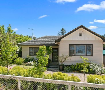 COMFORTABLE THREE-BEDROOM HOME WITH EVERYDAY CONVENIENCE - Photo 6