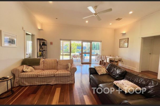 Large Family Home Full of Comfort & convenience - Photo 1