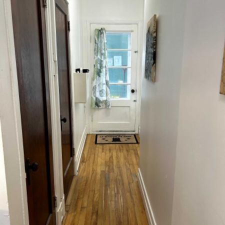 Très beau logement dans le Bourg-Joli au premier plancher - Photo 4