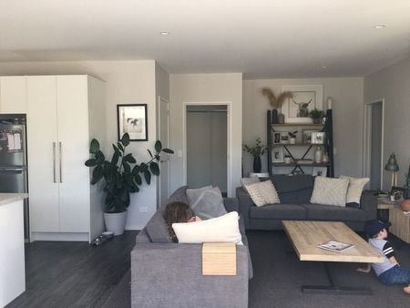 AS NEW PRIVATE 2 BEDROOM TOWNHOUSE - Photo 5