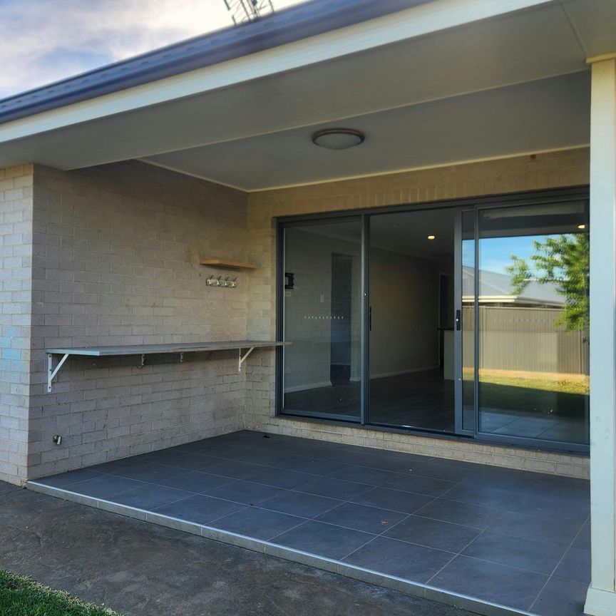 Beautiful 4-Bedroom Family Home with Outdoor Entertaining Area in a Great Neighbourhood! - Photo 1