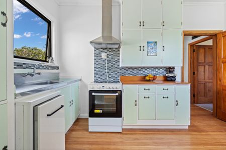 Charming Two Bedroom - Photo 5