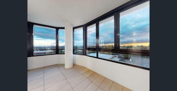 Contemporary 2-Bedroom Apartment with Winter Garden in Melrose Park Village - Photo 1