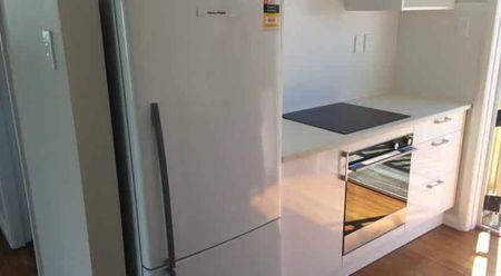 Stylish 3-Bed Bungalow - Photo 2