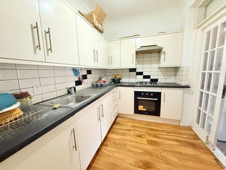 Ensuite room to let close to ilford station-£900 pcm - Photo 3