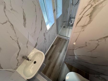 4 bedroom semi-detached house to rent - Photo 5