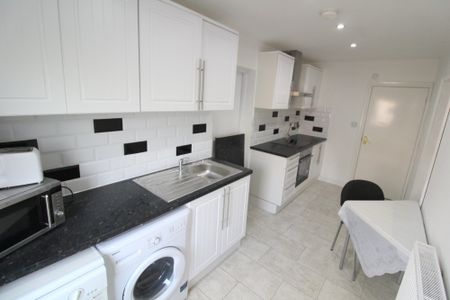 Long Lane, Ickenham, Uxbridge, UB10 8SX - Photo 3