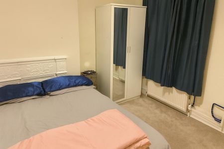 1 bedroom in a house share to rent - Photo 3