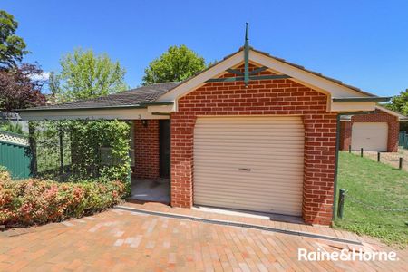 THREE BEDROOM UNIT - Close to town Available 15.12.2025 - Photo 2