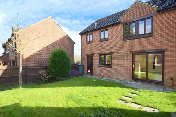 Westcotts Green, Warfield, Bracknell, RG42 - Photo 1