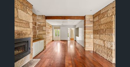 Renovated sandstone home on peninsula with double garage - Photo 4