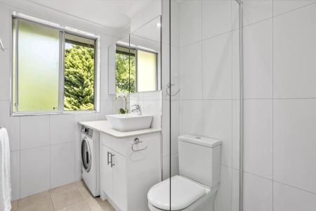 Sunny spacious apartment in leafy locale - Photo 5