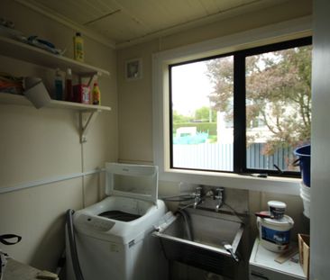 Spacious 3-Bedroom Home - Pet Friendly - Photo 6