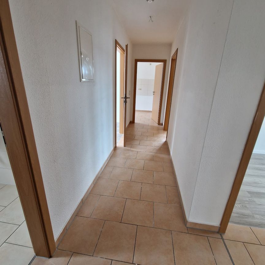 Extra großes Wohnzimmer und sonniger Balkon - einziehen und wohlfühlen! - Foto 1